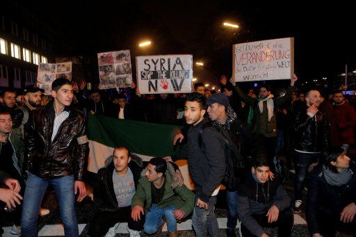Protesters make their way from the Russian to the Iranian consulate to protest the acts of war in Aleppo, Syria, in Hamburg, Germany, 14 December 2016. Photo: Markus Scholz\/