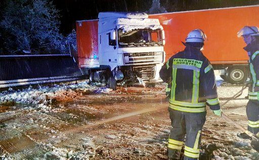 A truck crashed due to the slippery road at the motorway A30 near Hoerstel, Germany, 13 January 2017. Photo: Nord-West-Media TV\/