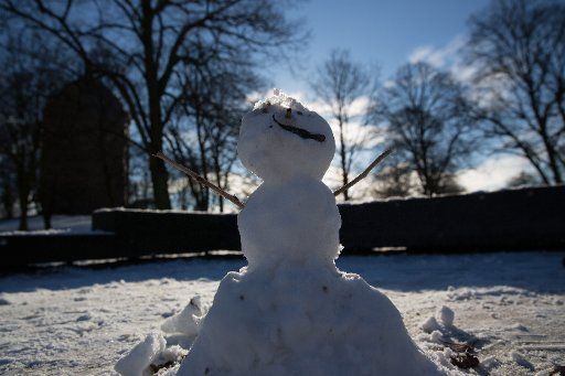 A small snowman can be seen in the Schanzenpark during sunshine in Hamburg, Germany, 15 Janaury 2017. Photo: Christian Charisius\/