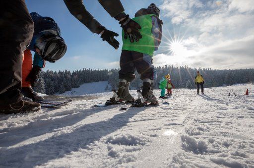 Skiing instructors teach children Apline skiing techniques in Oberhof, Germany, 17 January 2017. Photo: Arifoto Ug\/dpa-Zentralbild\/