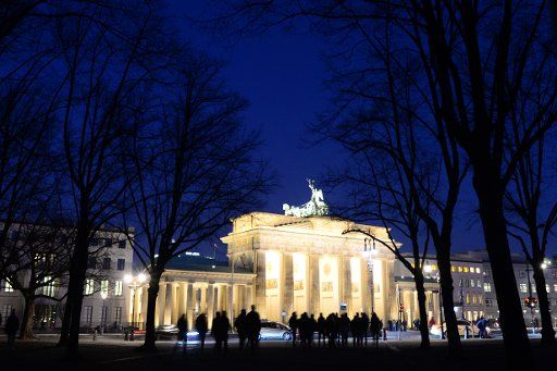The lights of the Brandenburg Gate shine bright beneath a cloudless nightsky in Berlin, Germany, 13 February 2017. Photo: Maurizio Gambarini\/