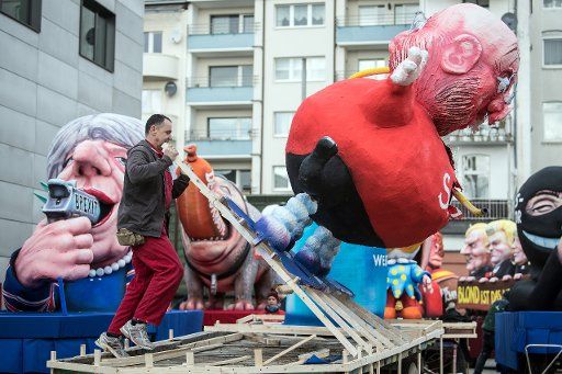 Carriage builder Jacques Tilly dismantles a figure of SPD Chancellor candidate Martin Schulz after the Shrove Monday carnival parade in Duesseldorf, Germany, 28 February 2017. More than a hundred thousand people attended the celebrations, which are ...