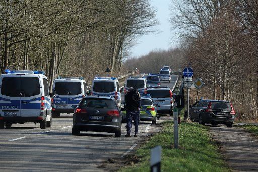 Members of the German police block the road between Kalkum and Ratingen, Germany, 10 March 2017, as police vehicles are passing through. Photo: Young David (dy)\/