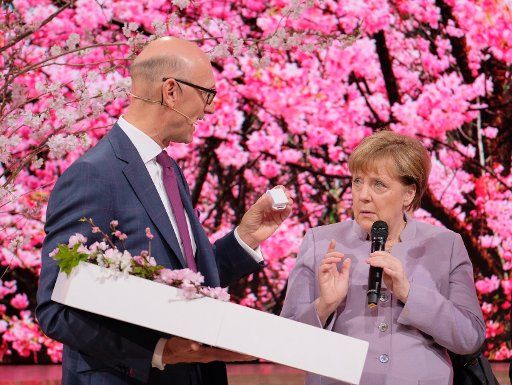 Timotheus Hoettges, CEO of Telekom, explains a sensor to German Chancellor Angela Merkel during her tour of the CeBIT trade fair in Hanover, Germany, 20 March 2017. The IoT sensor can sense, amongst other things, information about movement, and ...