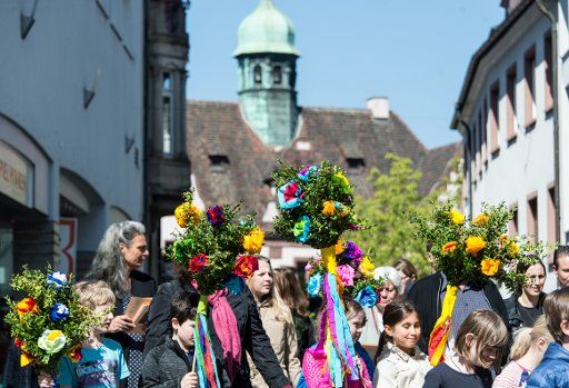 Children during a procession with their palm bunches through the inner city of Freiburg, Germany, 09 April 2017. The Catholics in Baden-Wuerttemberg celebrate Palm Sunday and the beginning of Holy Week with processions and worship services. Photo: ...