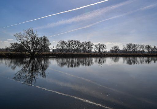 The spring landscape reflects in the Oder river in Lebus, Germany, 26 March 2017. Photo: Patrick Pleul\/dpa-Zentralbild\/