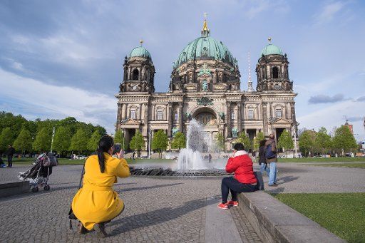 Tourists take pictures of the Berlin Cathedral in Berlin, Germany, 25 April 2017. Photo: Daniel Hofmann\/