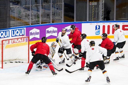 German players at a German ice hockey training session ahead of the World Cup 2017 in the Lanxess Arena in Cologne, Germany, 3 May 2017. Photo: Marius Becker\/
