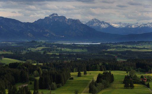 Sun and clouds take turns around Neuschwanstein Castle and the Forggensee lake in the Konigswinkel area near to the town of Fussen, Germany, 23 May 2017. Photo: Karl-Josef Hildenbrand\/