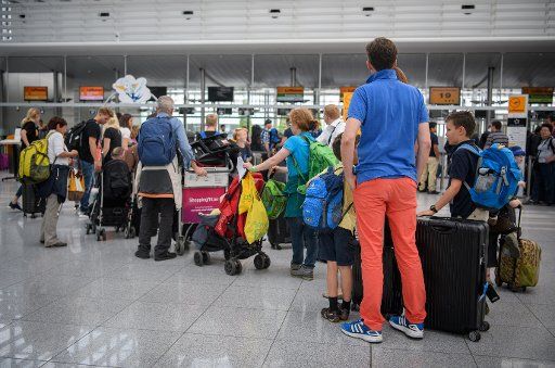 Travelers stand at the check-in at Munich Airport, Germany, 02 June 2017. At the beginning of the Pentecost holidays in Bavaria numerous people leave for their vacation. Photo: Matthias Balk\/