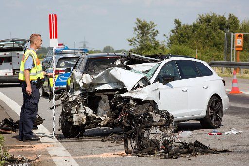 A police officer checks a car after a traffic accident on the Autobahn 4 near Burkau, Germany, 04 June 2017. A young man lost his life during a rear-end collision. Photo: Rocci Klein\/Rocci Klein\/