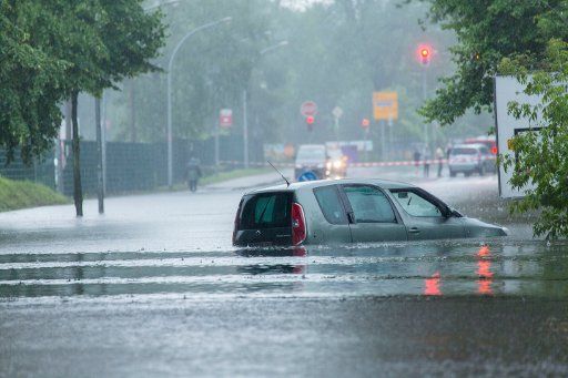 A vehicle is swimming in the floods of rain after heavy storm in Oranienburg, Germany, 29 June 2017. In Oranienburg more than 200:1 rain per square metres fell in the last few hours. Transport throughout the region has been impacted. Photo: Bernd Mä...