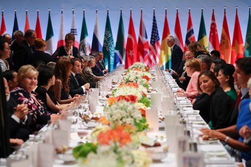 The heads of government of the G20 states and their partners have dinner in the \