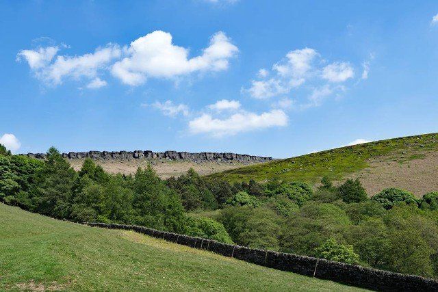 Situated north of Hathersage, Stanage Edge is a popular place for walkers and for rock climbing with stunning views of the Dark Peak moorlands and the Hope Valley. The gritstone edge stretches for approximately 4 miles.