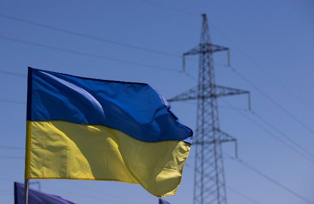 Ukrainian flags wave next to a high tension tower of the electrical system, in Dnipro, Ukraine, 01 July 2022. The president of Ukraine, Volodimir Zelenski, pointed out that the export of Ukrainian electrical energy to the European Union (EU) can compensate for part of the Russian gas consumed by Europeans and that Moscow has stopped supplying. EFE\/ Orlando Barria
