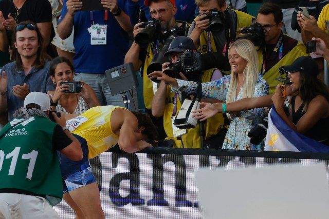 Swedish Armand Duplantis (L) celebrates after winning the gold medal in the pole vault menevent during the World Athletics Championships at Hayward Park in Eugene, USA, 24 July 2022. EFE\/Kai Försterling