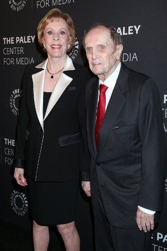 LOS ANGELES - NOV 21: Carol Burnett, Bob Newhart at the The Paley Honors: A Special Tribute To Television\