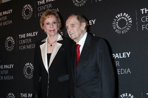 LOS ANGELES - NOV 21: Carol Burnett, Bob Newhart at the The Paley Honors: A Special Tribute To Television\