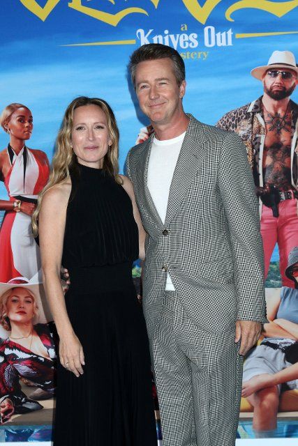 LOS ANGELES - NOV 14: Shauna Robertson, Edward Norton at the "Glass Onion - A Knives Out Mystery" Premiere at Motion Picture Academy Museum on November 14, 2022 in Los Angeles