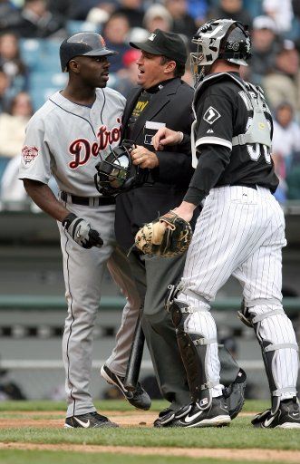 KRT SPORTS STORY SLUGGED: TIGERS-WHITESOX KRT PHOTOGRAPH BY JOHN LEE\/CHICAGO TRIBUNE (May 1) CHICAGO, IL--  Home plate umpire Tony Randazzo and Sox catcher Chris Widger (36) try to stop Detroit\