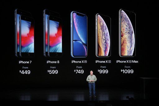 Phil Schiller, Apple&apos;s senior vice president of worldwide marketing, shows off the company&apos;s line of smartphone including the new top of the line iPhone Xs Max, Wednesday, Sept. 12, 2018, at company headquarters in Cupertino, Calif. (Karl Mondon\/Bay Area News Group\/TNS)