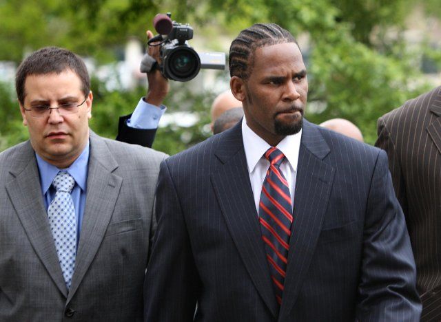 R. Kelly, right, arrives with manager Derrel McDavid at the Cook County Criminal Courts Building for his child pornography trial on May 20, 2008, in Chicago. (Michael Tercha\/Chicago Tribune\/TNS