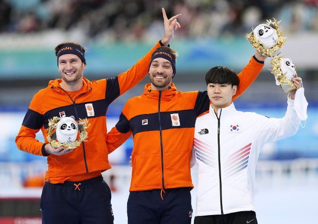 Kjeld Nuis (C) of the Netherlands poses after winning gold in the men\