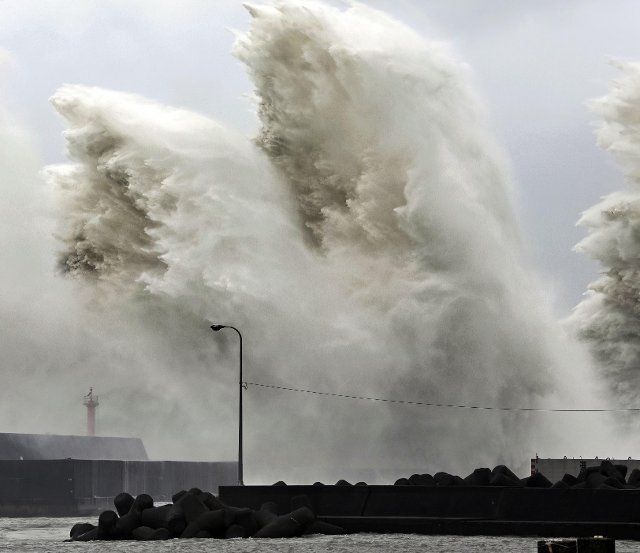 High waves pound the shore in Aki in Kochi Prefecture, western Japan, on Sept. 19, 2022, as Typhoon Nanmadol moves across the Japanese archipelago. (Kyodo) ==Kyodo