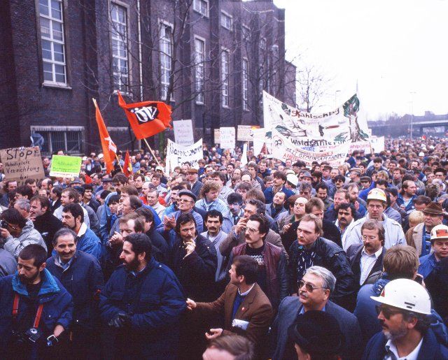 Du-Rheinhausen. Steelworkers of the Krupp steelworks fight for their jobs in 1987 and occupied the Rhine bridge (Bridge of Solidarity) on 10. 12. 1987 . Rheinhausen became the symbol of the steel