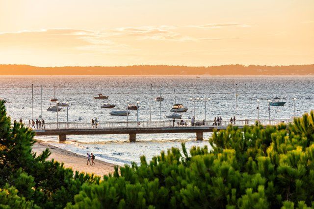 Boats and jetty in Arcachon Bay in the evening light, Arcachon, Aquitaine, New Aquitaine, France