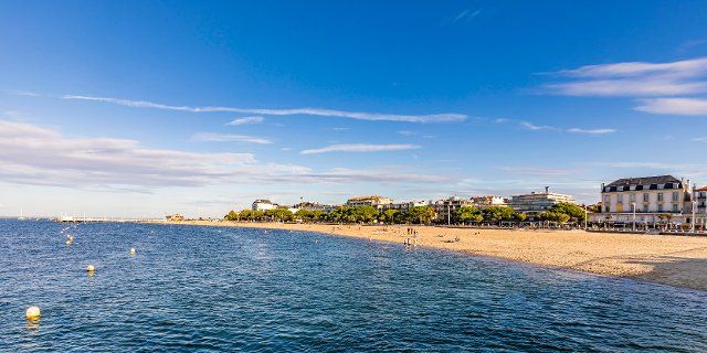 People on the beach and the seafront, city view, Arcachon Bay, Arcachon, Aquitaine, New Aquitaine, France