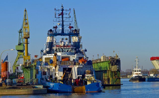 The tug Fairplay 33 in front of a floating dock at Lloyd Werft. Bremerhaven