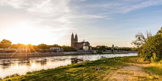 Magdeburg Cathedral and people on the banks of the Elbe, city view, sunset, Elbe, Magdeburg, Saxony-Anhalt, Germany