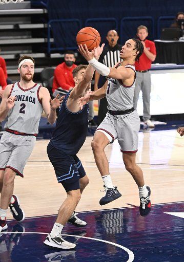 SPOKANE, WA - FEBRUARY 20: Gonzaga Gonzagaard Andrew Nembhard (3) scores as San Diego center Vladimir Pinchuk (15) tries to defend during the game between the San Diego Toreros and the Gonzaga Bulldogs played at the McCarthey Athletic Center on February 20, 2021 in Spokane, Washington. (Photo by Robert Johnson\/Icon Sportswire