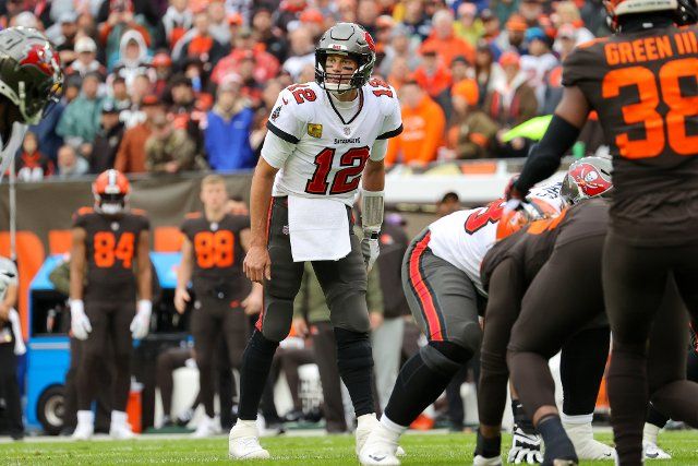 CLEVELAND, OH - NOVEMBER 27: Tampa Bay Buccaneers quarterback Tom Brady (12) looks over the defense during the first quarter of the National Football League game between the Tampa Bay Buccaneers and Cleveland Browns on November 27, 2022, at FirstEnergy Stadium in Cleveland, OH. (Photo by Frank Jansky\/Icon Sportswire
