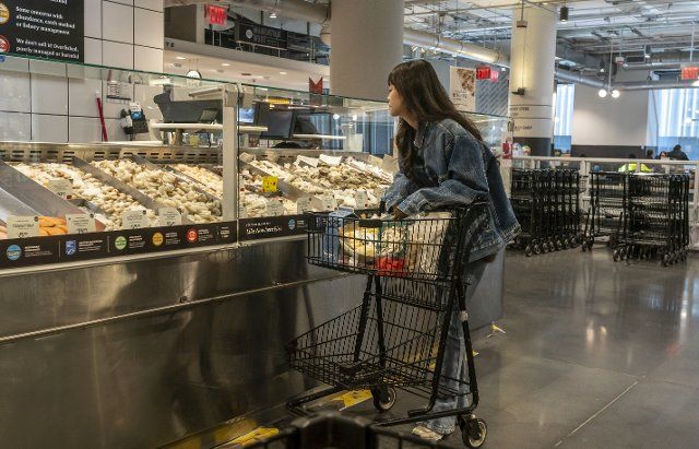 Shopping in a Whole Foods supermarket in New York on Monday, November 28, 2022. The U.S. Federal Reserve Bank reported that it will be difficult to bring inflation down without a recession. (Â Richard B. Levine