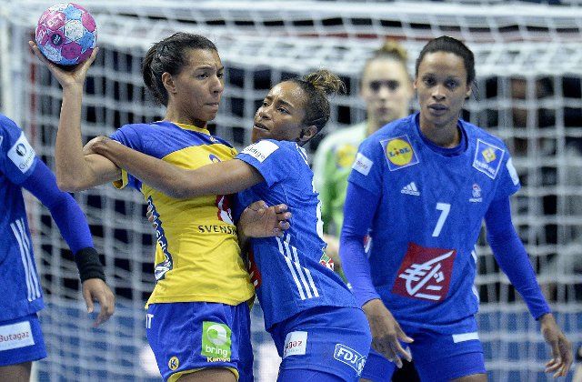 PHOTOPQR\/OUEST FRANCE ; Handball. Nantes salle XXL. Euro feminin 2018. Suéde \/ France Jamina Roberts, Estelle Nze Minko et Allison Pineau - Woman European cup of handball - SUEDE - FRANCE