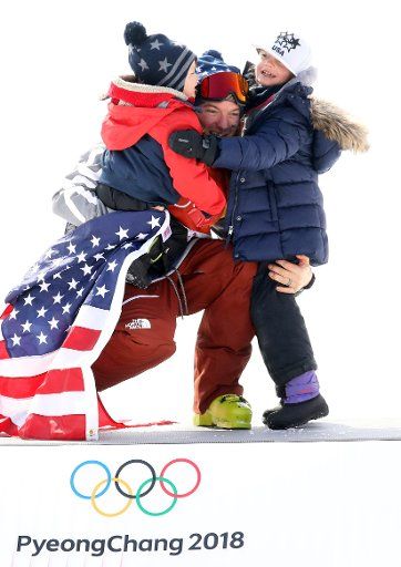 80222100. Corea del Sur, 22 Feb. 2018 (Notimex-Yonhap).- El estadounidense David Wise abraza a sus hijos durante la ceremonia de premiación de la final masculina de halfpipe en el Phoenix Snow Park tras ganar la medalla de oro en esta competencia. NOTIMEX\/FOTO\/YONHAP\/COR\/SPO\/