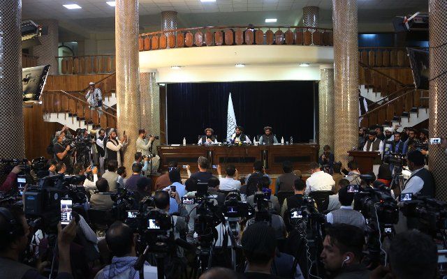 (210817) -- KABUL, Aug. 17, 2021 (Xinhua) -- The Taliban spokesman Zabihullah Mujahid (C, Rear) attends a press conference in Kabul, capital of Afghanistan, on Aug. 17, 2021. The Taliban did not want to have any internal or external enemies, and intended to form an inclusive government in Afghanistan, the Taliban spokesman said here on Tuesday. (Str\/Xinhua) - Stringer -\/\/CHINENOUVELLE_11.97\/2108180910\/Credit:CHINE NOUVELLE\/SIPA