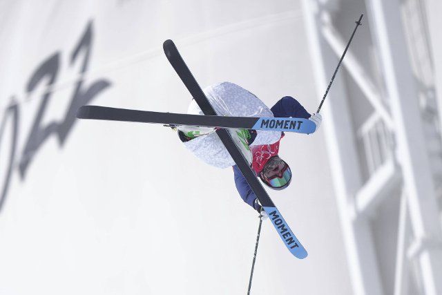 (220219) -- ZHANGJIAKOU, Feb. 19, 2022 (Xinhua) -- David Wise of the United States competes during the freestyle skiing men\