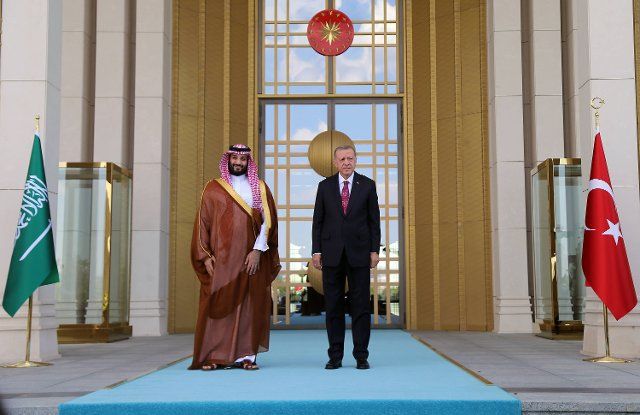 (220622) -- ANKARA, June 22, 2022 (Xinhua) -- Turkish President Recep Tayyip Erdogan (R) welcomes Saudi Arabia\