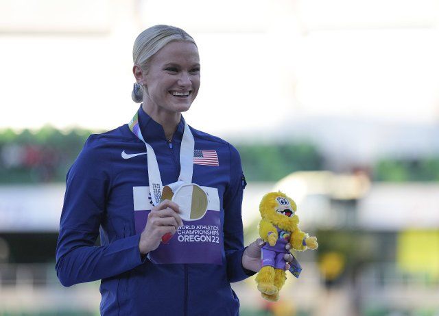 (220718) -- EUGENE, July 18, 2022 (Xinhua) -- Gold medalist Katie Nageotte of the United States poses for photos during the awarding ceremony of women\