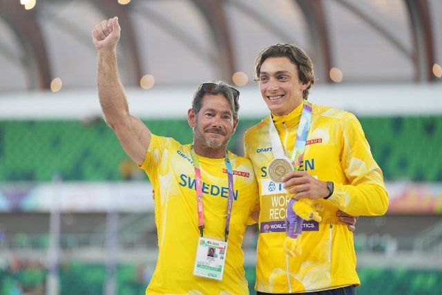(220725) -- EUGENE, July 25, 2022 (Xinhua) -- Gold medalist Armand Duplantis (R) of Sweden hugs his father and coach Gregory Duplantis during the men\