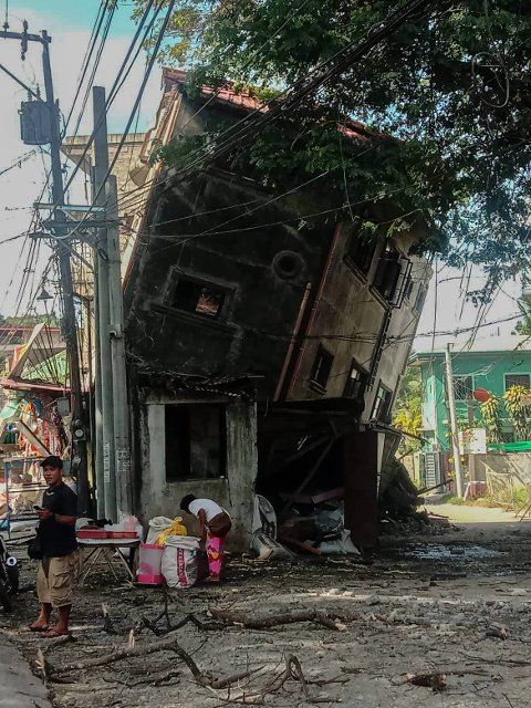 (220727) -- ABRA PROVINCE, July 27, 2022 (Xinhua) -- A house is seen tilting on its side after an earthquake in Abra Province, the Philippines, July 27, 2022. An earthquake with a preliminary magnitude of 7.3 rattled Abra province in the northern Philippines on Wednesday, the Philippine Institute of Volcanology and Seismology said. The institute said the quake, which occurred at 8:43 a.m. local time (0043 GMT), hit at a depth of 25 km, about 2 km northeast of Lagangilang town. (Abra local government unit\/Handout via Xinhua) - Abra local government unit -\/\/CHINENOUVELLE_SIPA.133\/2207270736\/Credit:CHINE NOUVELLE\/SIPA
