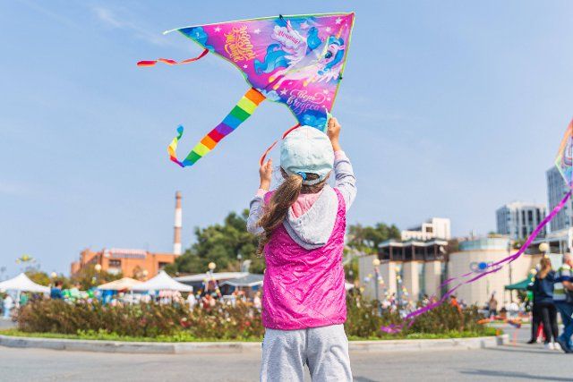 (221002) -- VLADIVOSTOK, Oct. 2, 2022 (Xinhua) -- A girl flies a kite during a kite festival in Vladivostok, Russia, Oct. 2, 2022. (Photo by Guo Feizhou\/Xinhua) - Guo Feizhou -\/\/CHINENOUVELLE_XxjpbeE007292_20221002_PEPFN0A001\/2210021514\/Credit:CHINE NOUVELLE\/SIPA