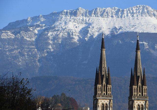 Le massif de la Chartreuse est un massif montagneux des Prealpes, situe en majeure partie dans le departement francais de l Isere et aussi dans celui de la Savoie, constituant une region naturelle. Il culmine a 2 082 metres d\
