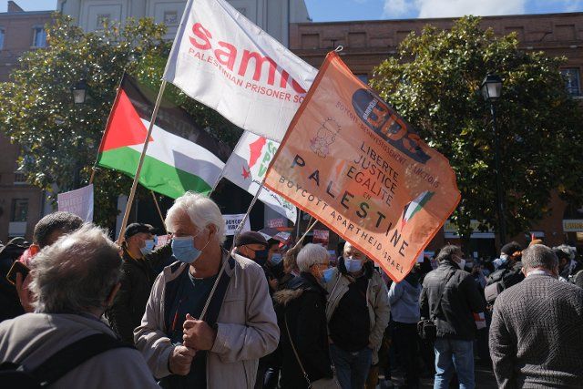 Flag of "BDS" (Boycott - Divestment - Sanctions). In Toulouse (France), a rally in support of the Palestinian people took place on May 11, 2021. For several weeks, unrest between Palestinians and Israelis has been increasing. After the intrusion of the Israeli army on the esplanade of the mosques on May 7 and many wounded Palestinians, a strong emotion arose in the Muslim community, accompanied by a call for a boycott. Photo by Patrick Batard \/ Abaca\/Sipa
