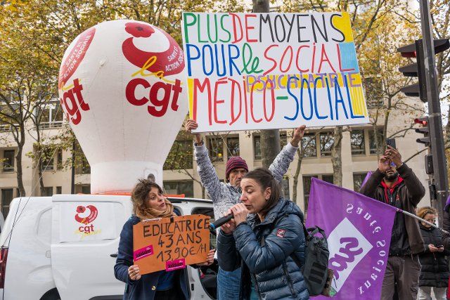 Several hundred demonstrators gather in front of the Ministry of Health, of the medico-social professions, excluded from the "Ségur" of the negotiation. Paris, France on November 29, 2022. Photo by Pierrick Villette\/Abaca\/Sipa