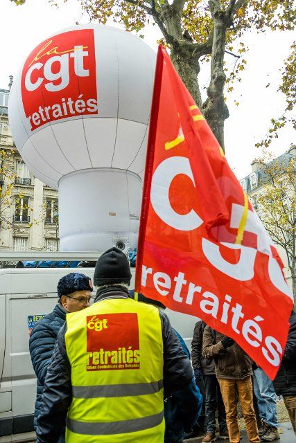 The retired CGT organized a rally, symbolically near the MEDEF, in support of the pension system, anticipating the government\