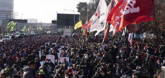 6 December 2022  Uiwang, South Korea: Members of the Korean Confederation of Trade Unions (KCTU), rally of the protest in Uiwang, South of Seoul, South Korea on December 6, 2022. A major union joined a protest by South Korean truckers, broadening a work stoppage that is disrupting global supply chains and hitting local exporters. (Photo by Lee Young-ho\/Sipa USA